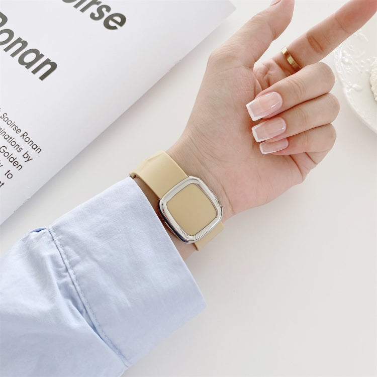 Modern Style Silicone Watch Band For Apple Watch Ultra 49mm&Watch Ultra 2 49mm / Series 9&8&7 45mm / SE 3&SE 2&6&SE&5&4 44mm / 3&2&1 42mm, Style:Black Buckle(Light Pink) by bashfashion